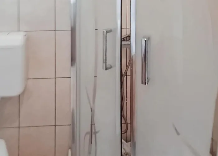 In شقة *