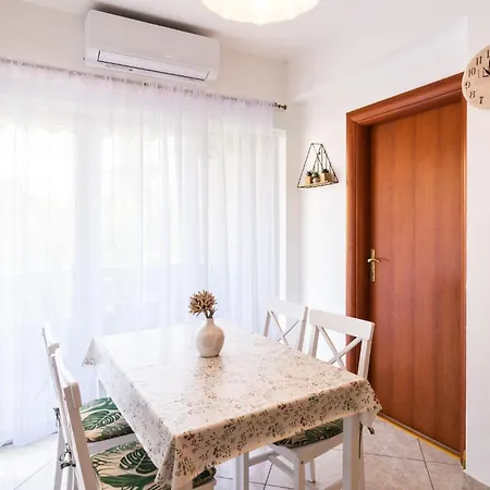 Awesome Apartment In Sutivan With House Sea View