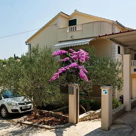 Awesome Apartment In Sutivan With House Sea View